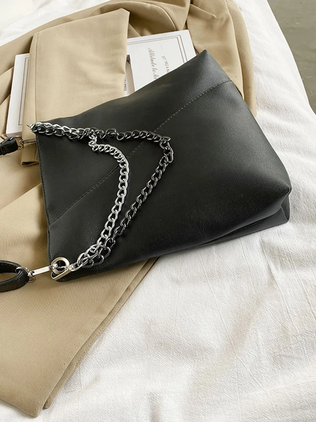 Chain Decor Shoulder Bag