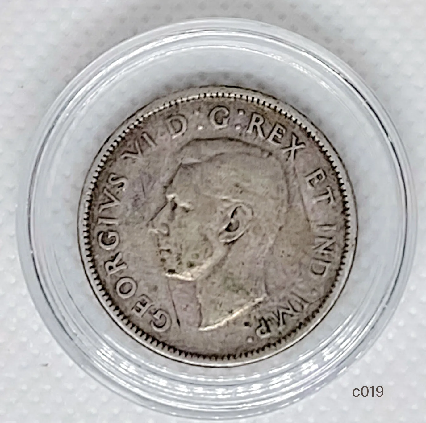 George VI Silver 25 CENTS, dated 1947 - Canadian dot coin